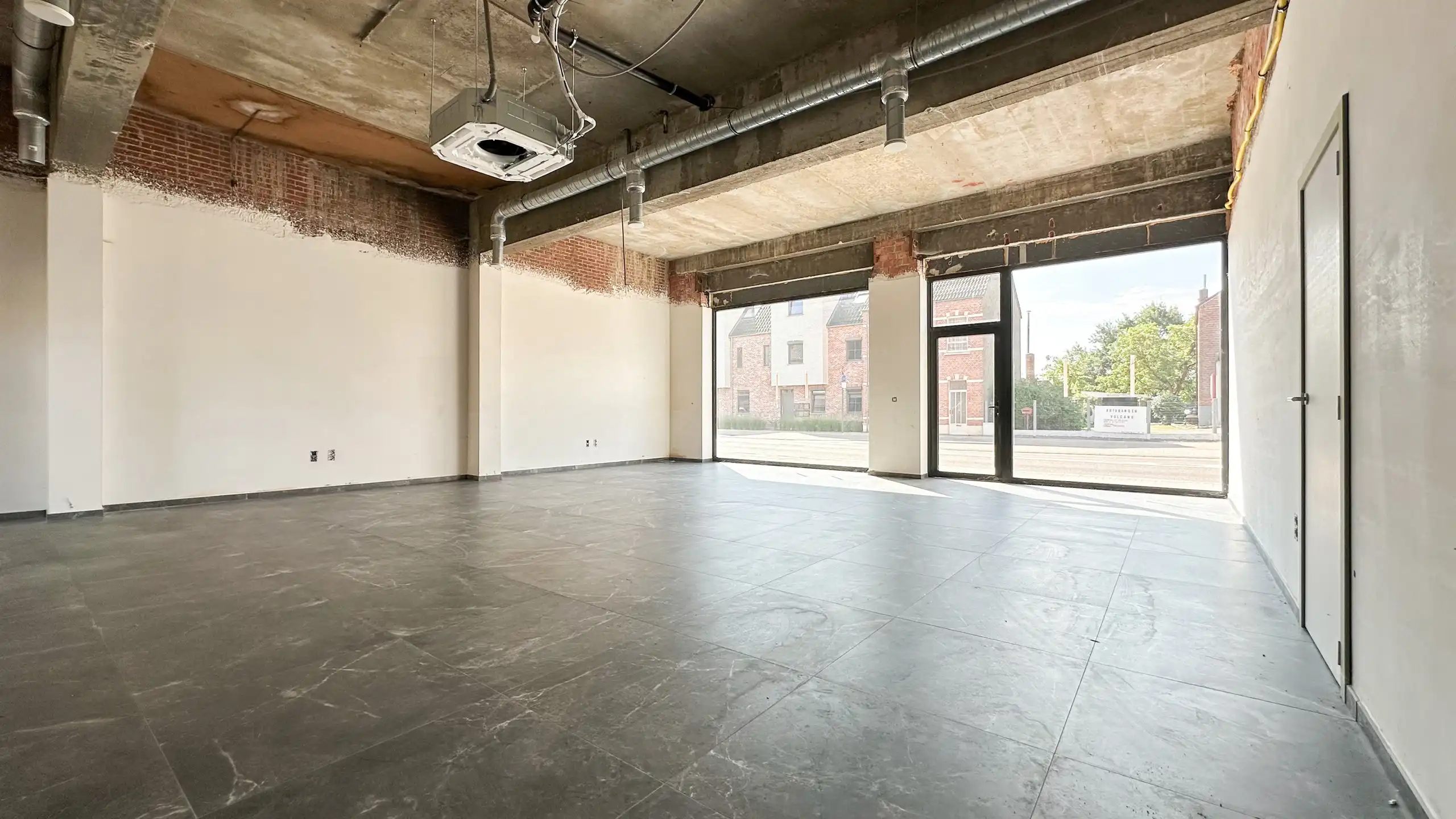 Afgewerkt handelspand van 90m² in Heppen met parkeerplaats! foto 7