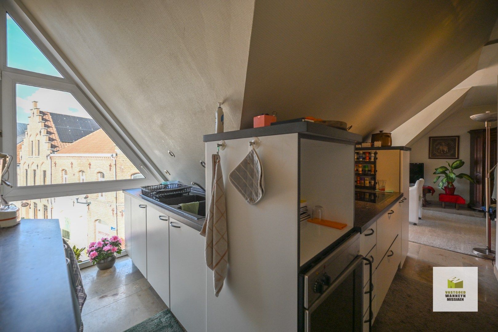 Instapklaar 2 slaapkamer appartement mét garagebox in centrum Wingene foto 14