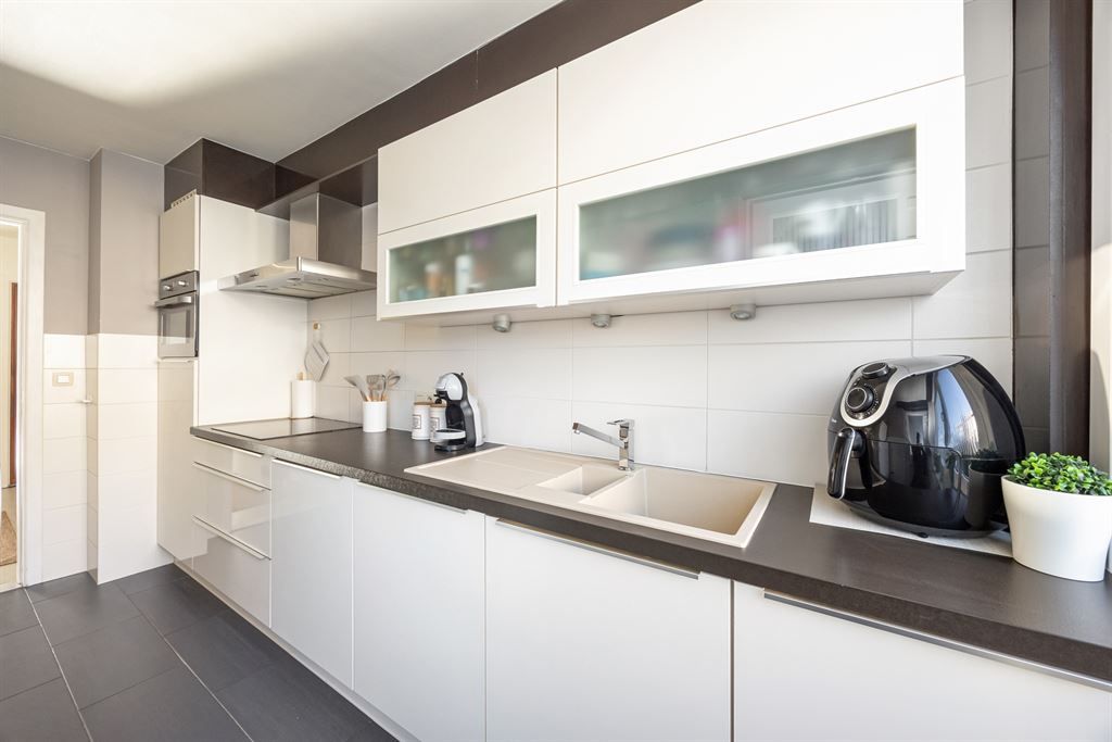 Instapklaar appartement met terras nabij Rivierenhof foto 10