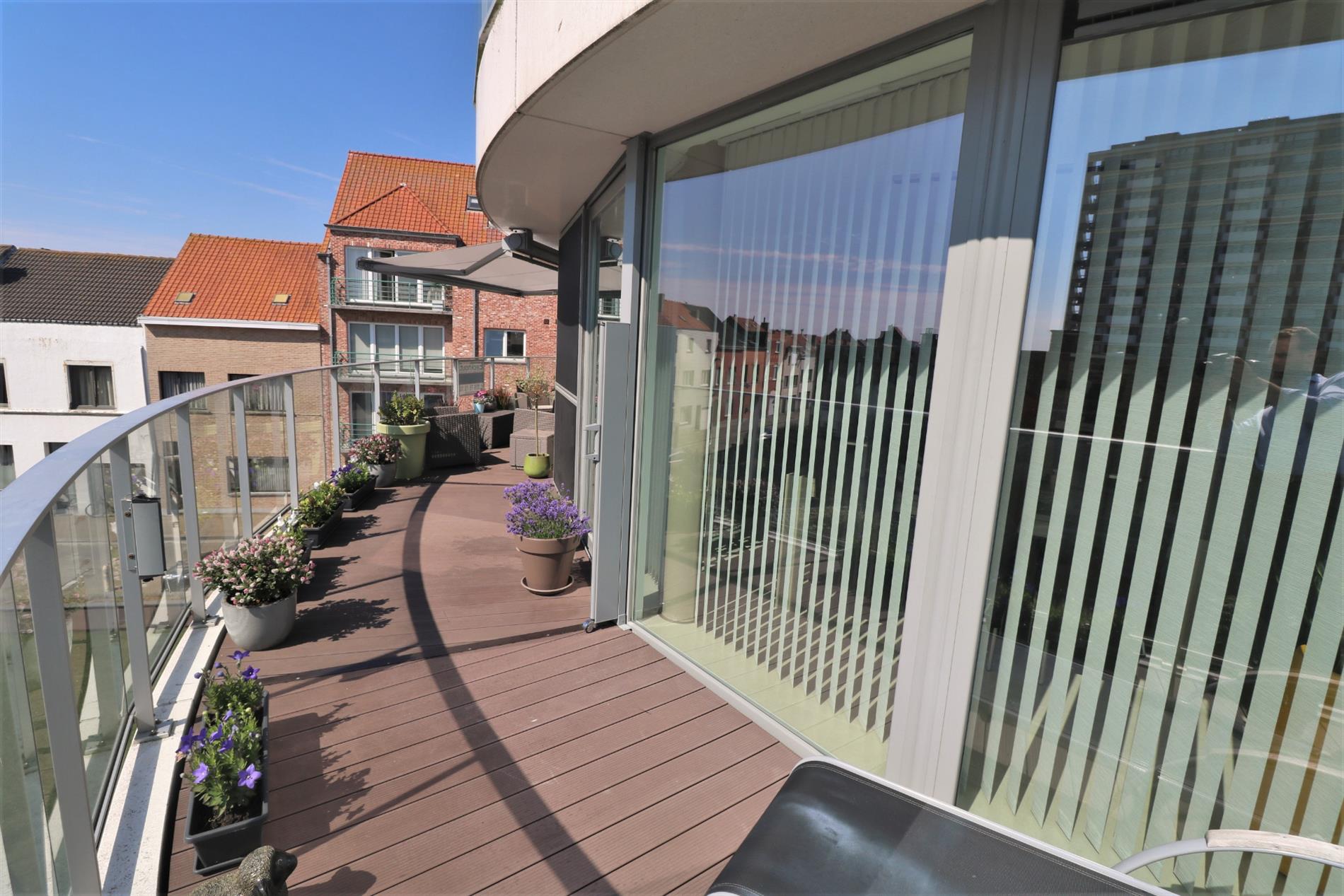 Instapklaar & modern 3 slaapkamer-appartement met zéér ruim zonneterras (45m²) te Bredene-Duinen! foto 2