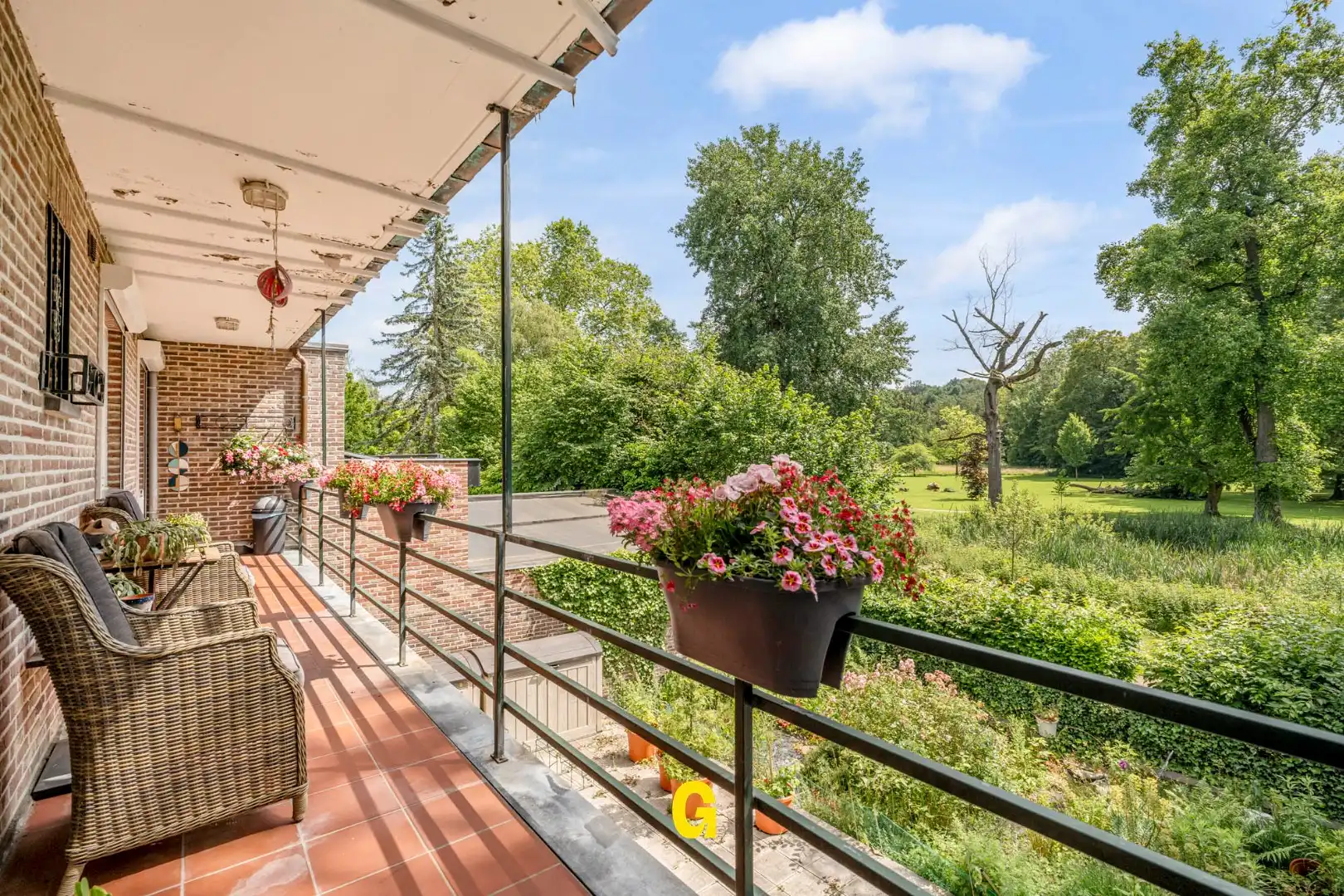Uitstekend verzorgd 2-slaapkamer appartement in hartje Bilzen, met standplaats, kelderberging en terras met zicht op het Park van Haffmans foto 3