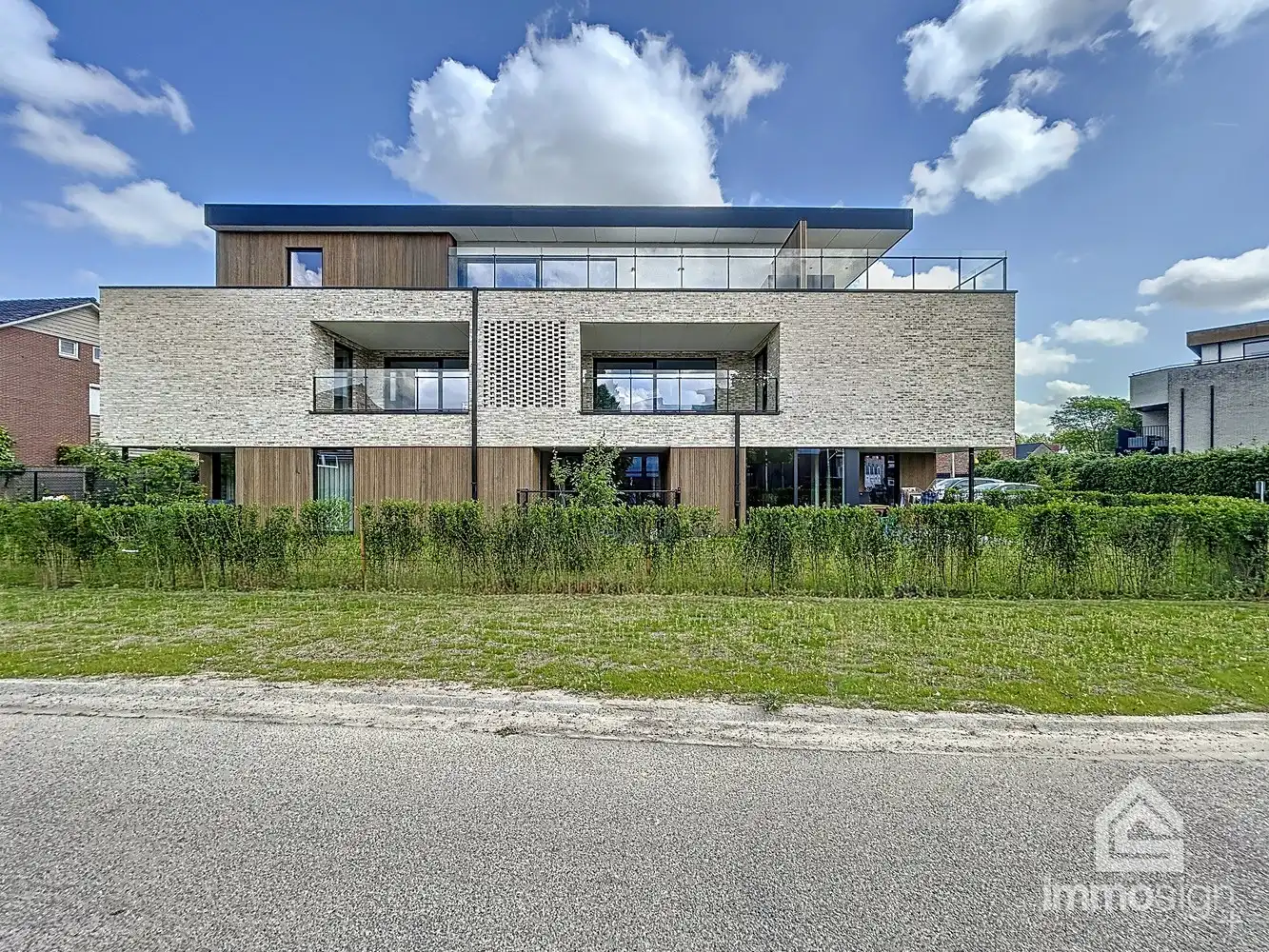 Instapklaar nieuwbouw appartement met 2 slaapkamers, terras, autostaanplaats, carport en berging te Kinrooi foto {{pictureIndex}}