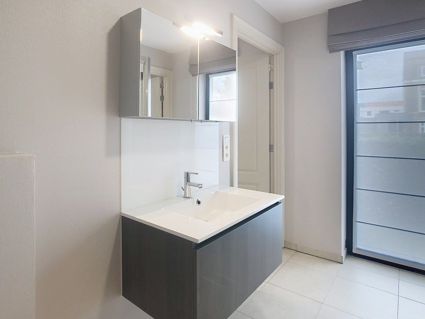 Lichtrijk gelijkvloers appartement in centrum van Oostnieuwkerke foto 4