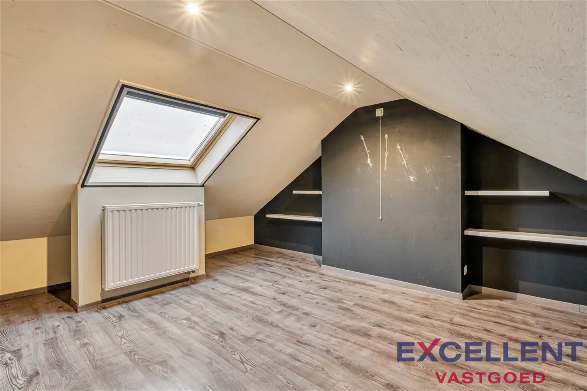 INSTAPKLARE WONING MET STADSTUIN TE RONSE foto 9