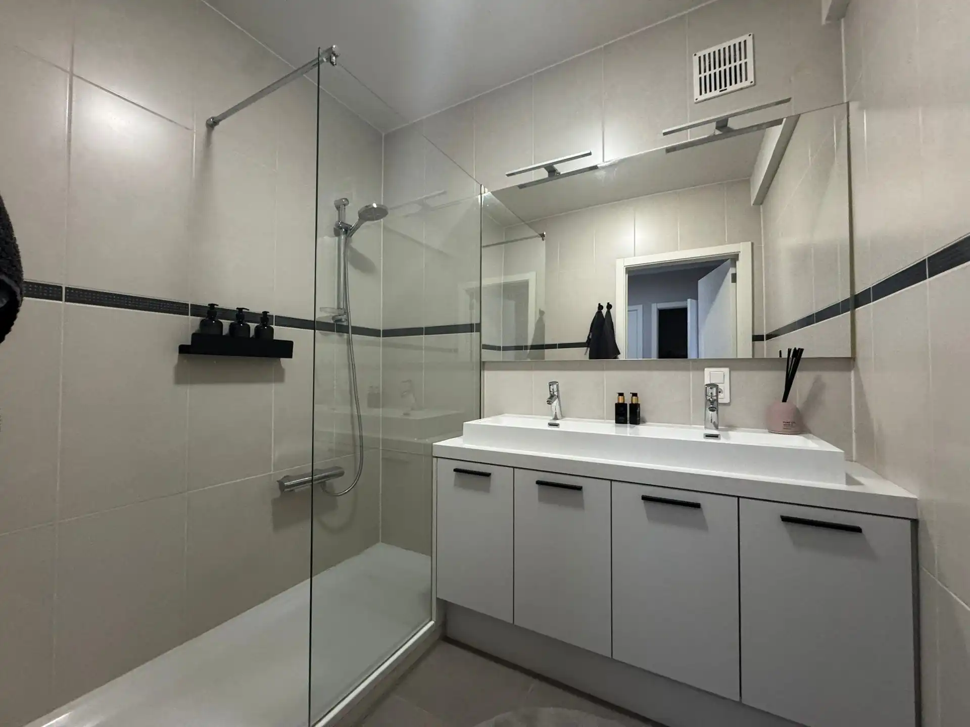 Bemeubeld appartement met 2 slaapkamers en garage foto 12