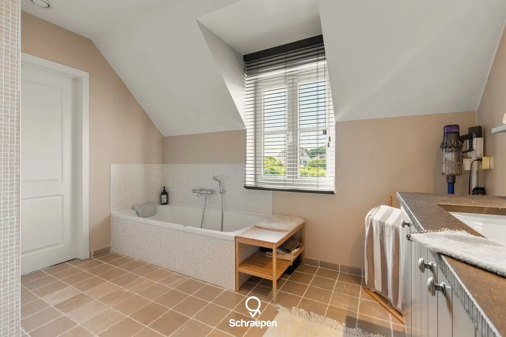 Hoogwaardig afgewerkte villa met zwembad op zuidelijk perceel van circa 8,5 are te Hasselt! foto 24