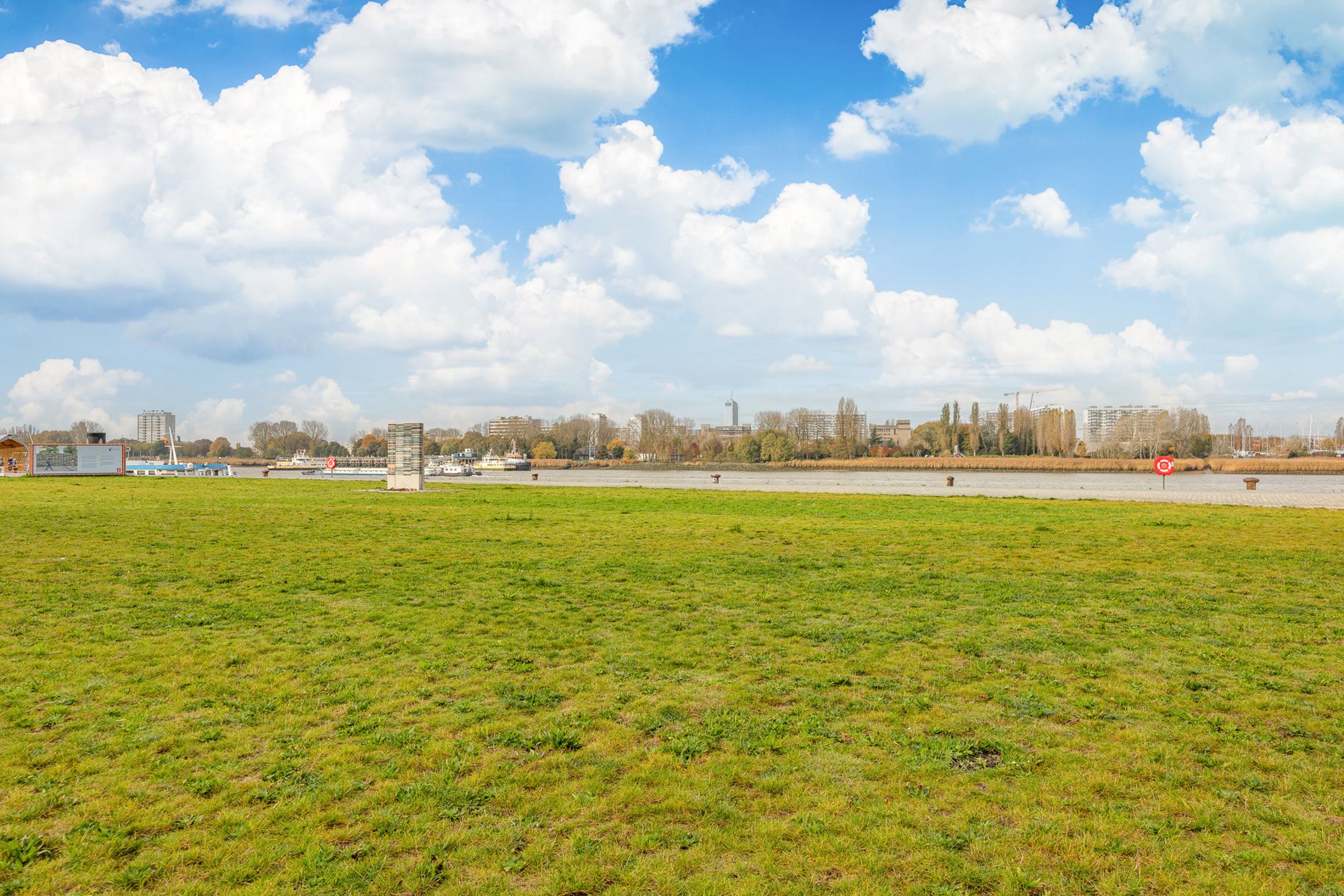 ANTWERPEN-EILANDJE - Veelzijdig hoekappartement aan Scheldekaaien foto {{pictureIndex}}