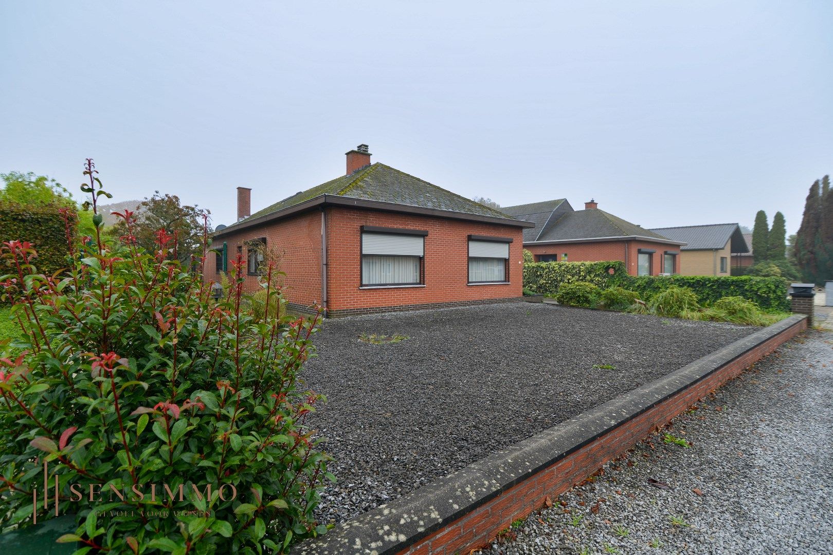 Charmante Bungalow met 4 slaapkamers op ruim perceel in rustige wijk - ideaal voor gezinnen en levensgenieters foto 3