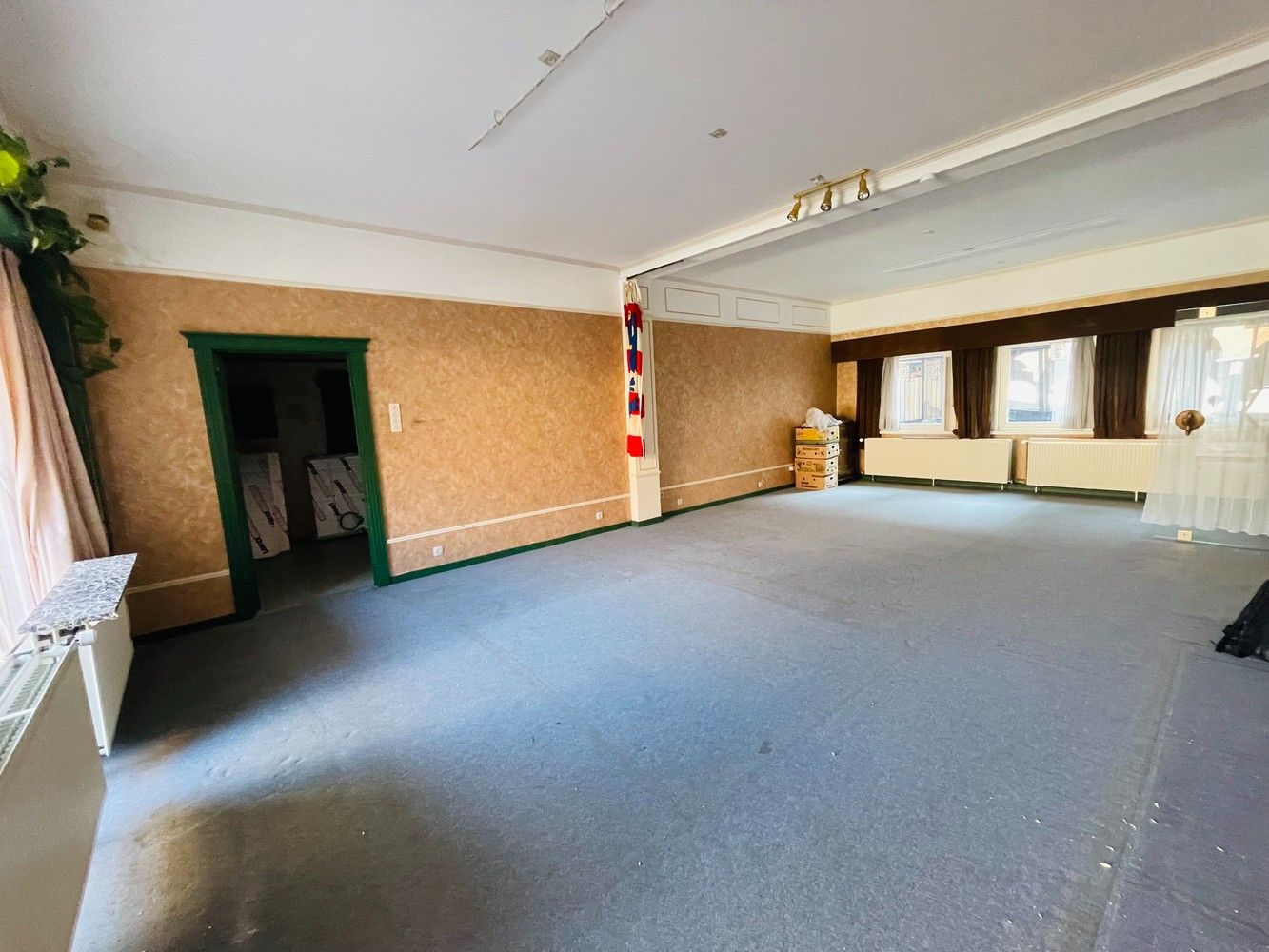 Hartje Brugge  TOP  TOERISTISCHE LIGGING , in de GOUDEN DRIEHOEK, Uitzonderlijk HANDELSPAND ( gevelbreedte 11 meter)                          LICHTRIJKE WINKELRUIMTE ,uitgevend op  Exclusieve STADSPATIO met overdekte rondgang van 105m²+ GARAGE van 30 m² UNIEK  IN BRUGGE op dergelijke ligging ! ERBOVEN lichtrijk ruim APPARTEMENT met zonneterras, foto 43