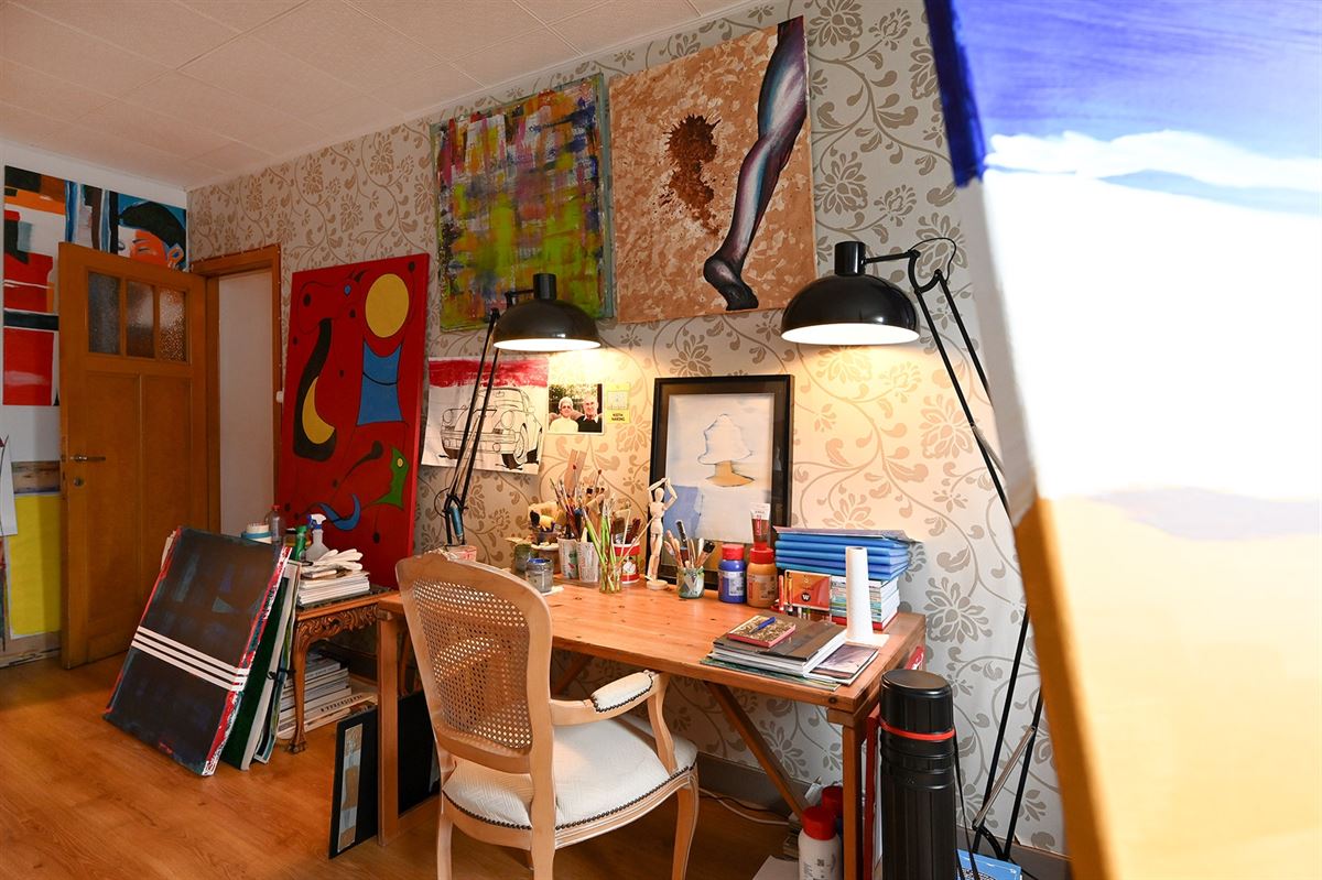 Gelegen in de rustige Voogdijstraat, op wandelafstand van het centrum van Duffel, vind je deze eerlijke, goed onderhouden woning boordevol mogelijkheden. De huidige huurder heeft ze jarenlang met zorg bewoond, maar een frisse wind – en een beetje lie foto 22