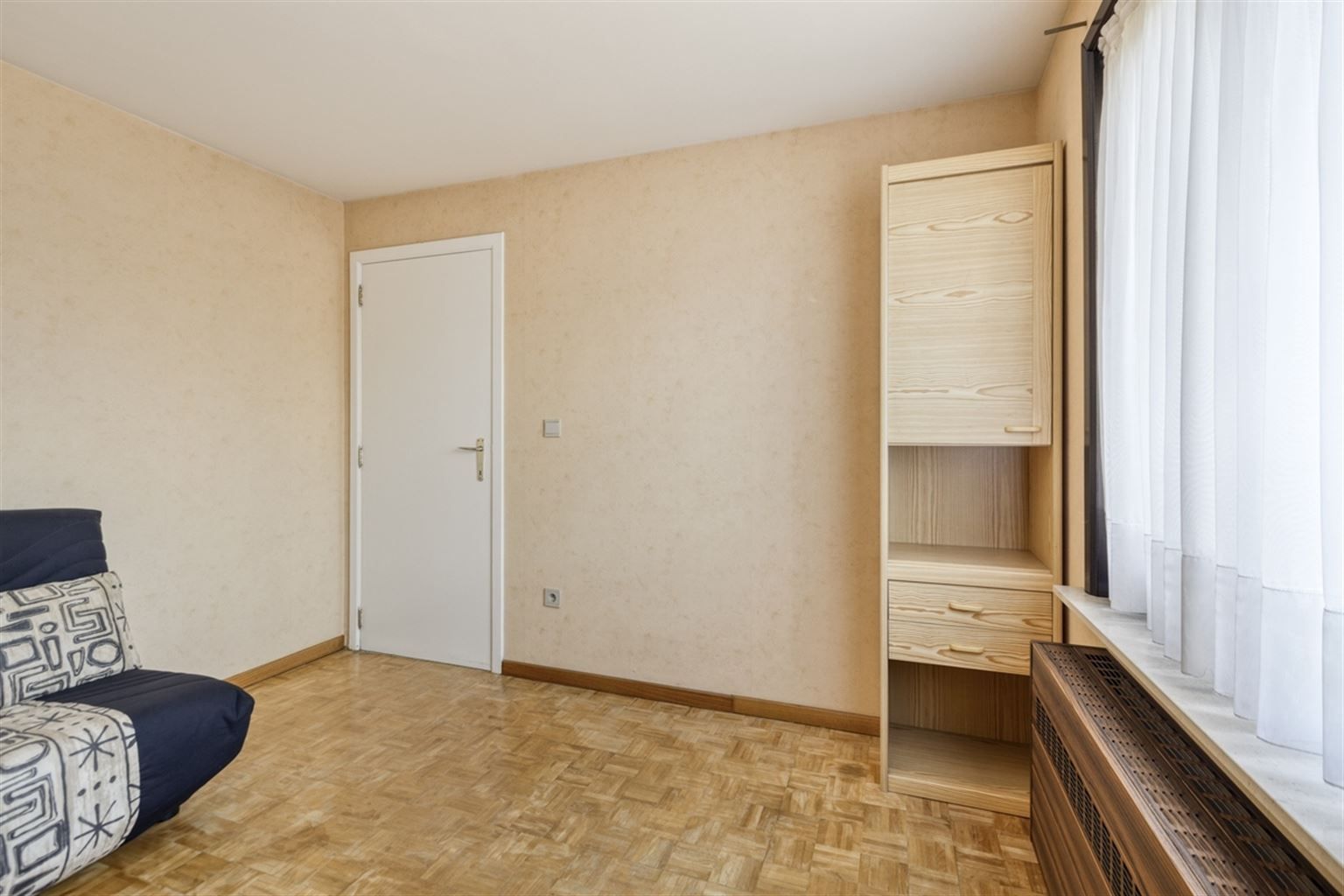 Ruime gezinswoning voorzien van 5 slaapkamers, garage, kelder en tuin nabij het centrum van Neeroeteren. Tevens mogelijkheden voor het uitoefenen van een vrij beroep, praktijkruimte, kapsalon, etc.  foto 20