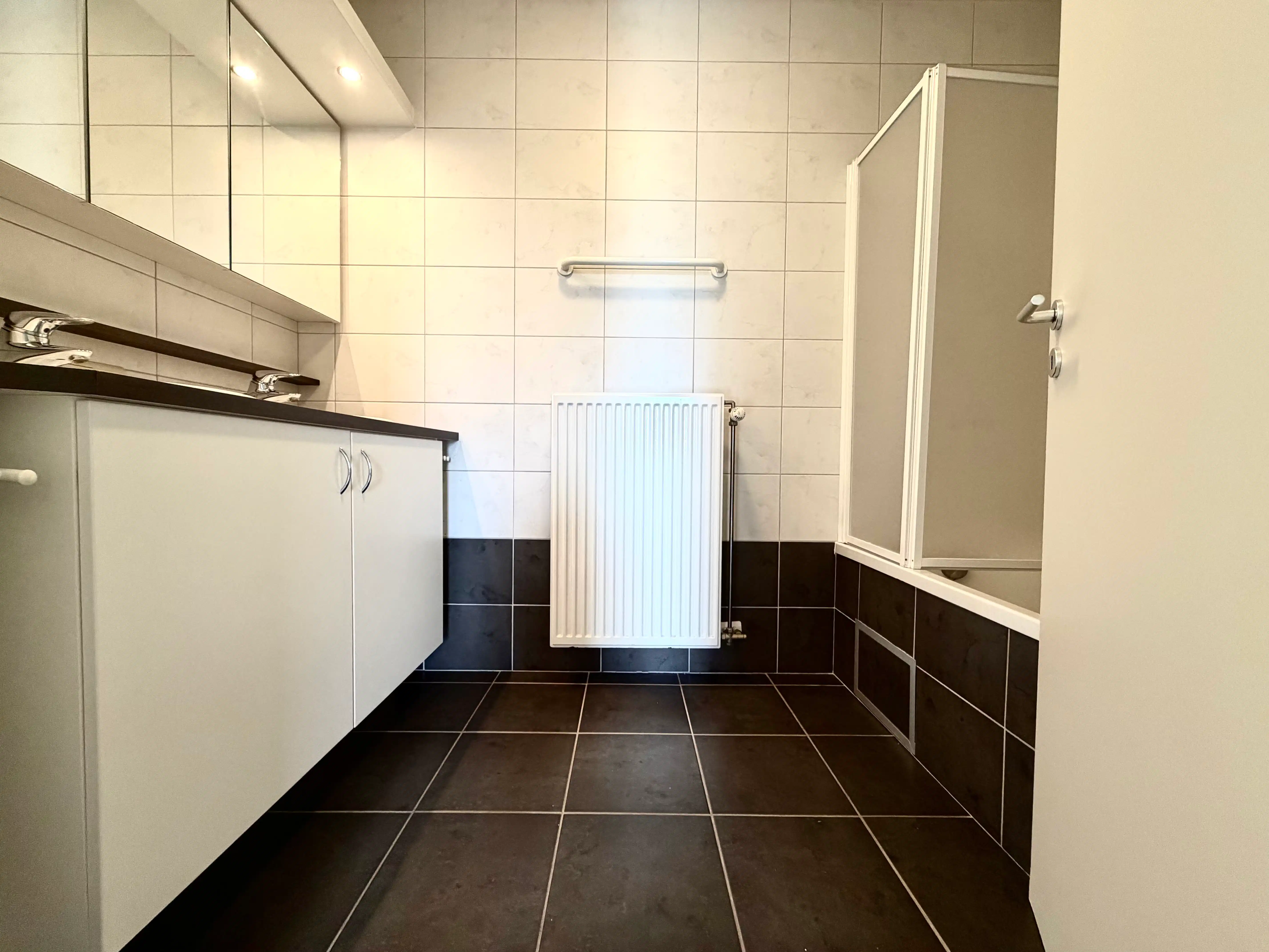 Ruim appartement met drie slaapkamers te huur in Evergem foto 8