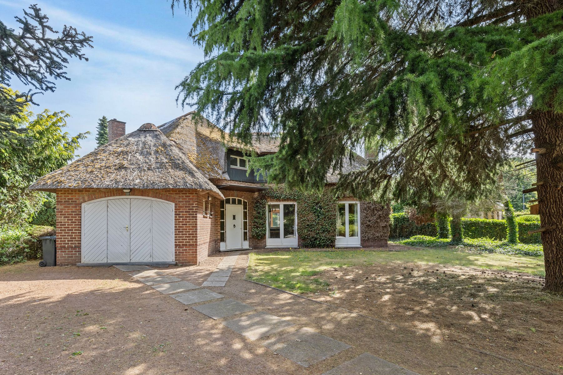 Geheel te renoveren / te slopen woning in residentiële wijk foto 2