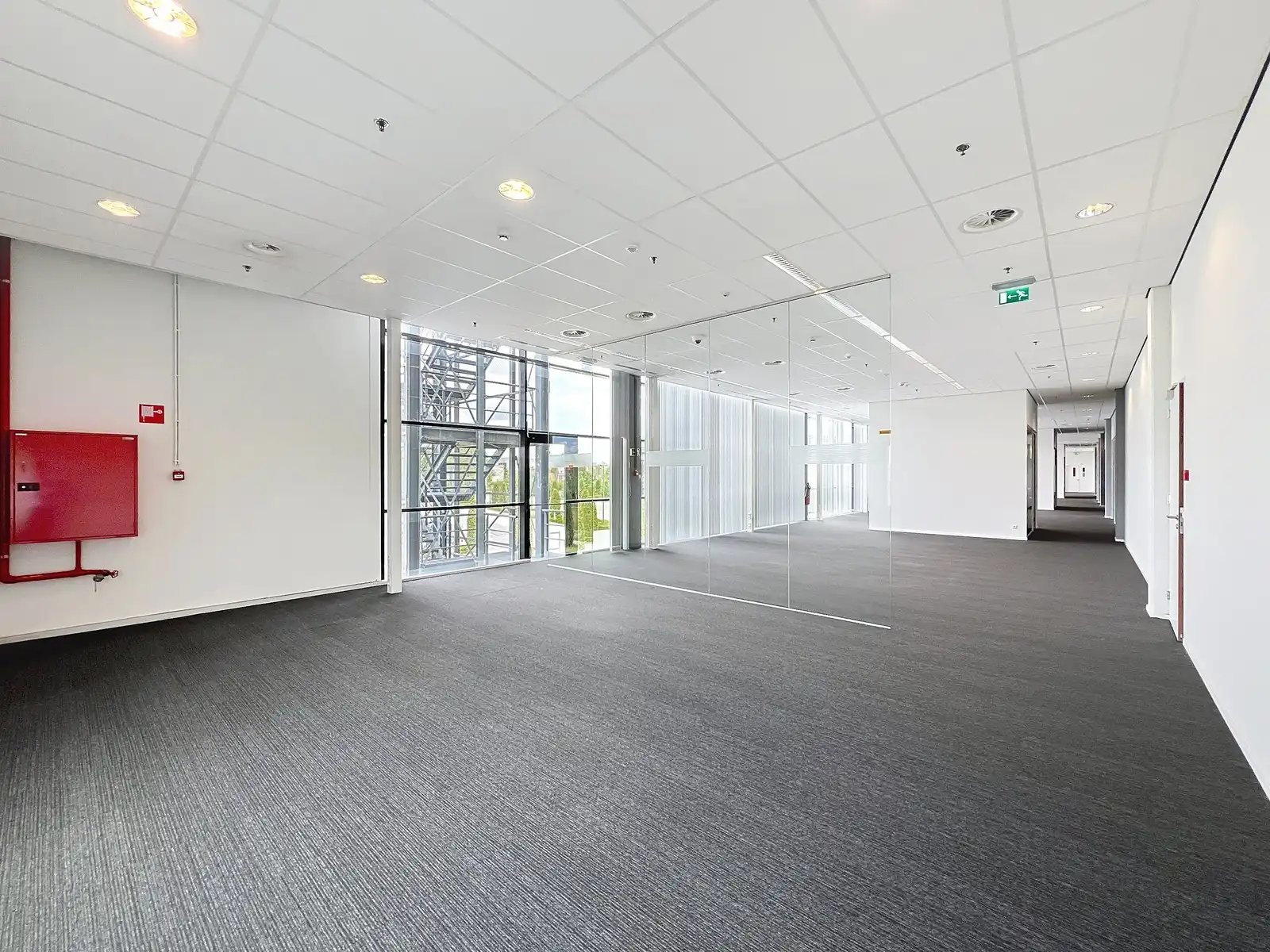 LICHTRIJKE kantoorruimten (1.400 tot 1.800m²) aan ZEER interessante voorwaarden nabij afrit Kortrijk-Oost E17. Onmiddellijk beschikbaar! foto 16