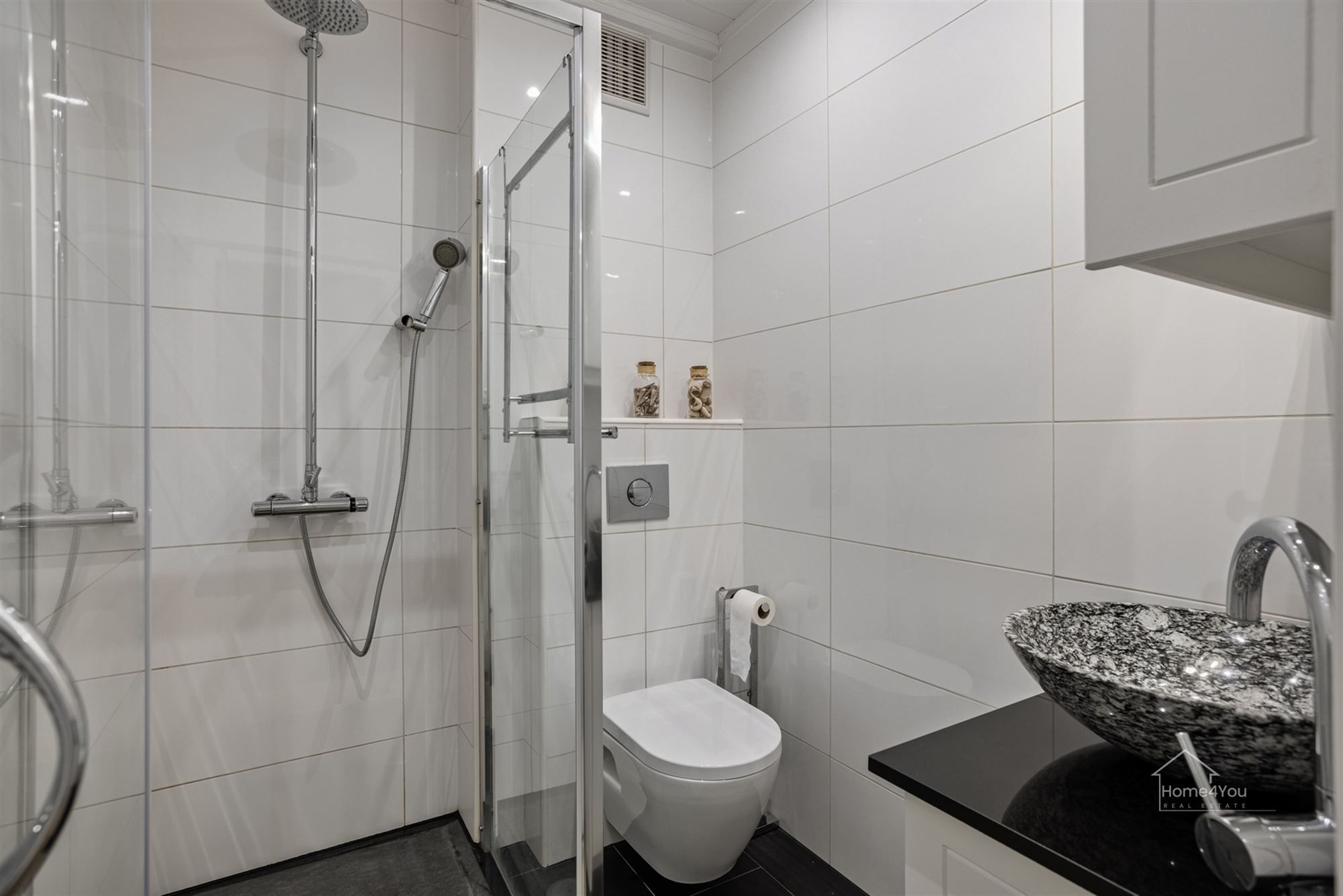 Mooie opgefriste bemeubelde studio met 1 slaapkamer op gelijkvloers op 50 meter van strand en dijk. foto 14