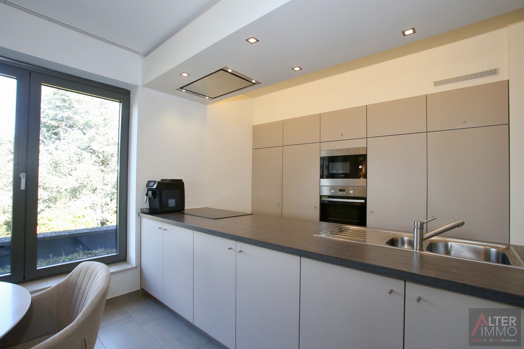 Instapklaar, centraal gelegen 2-slaapkamer appartement met terras en ondergrondse parking! foto 8
