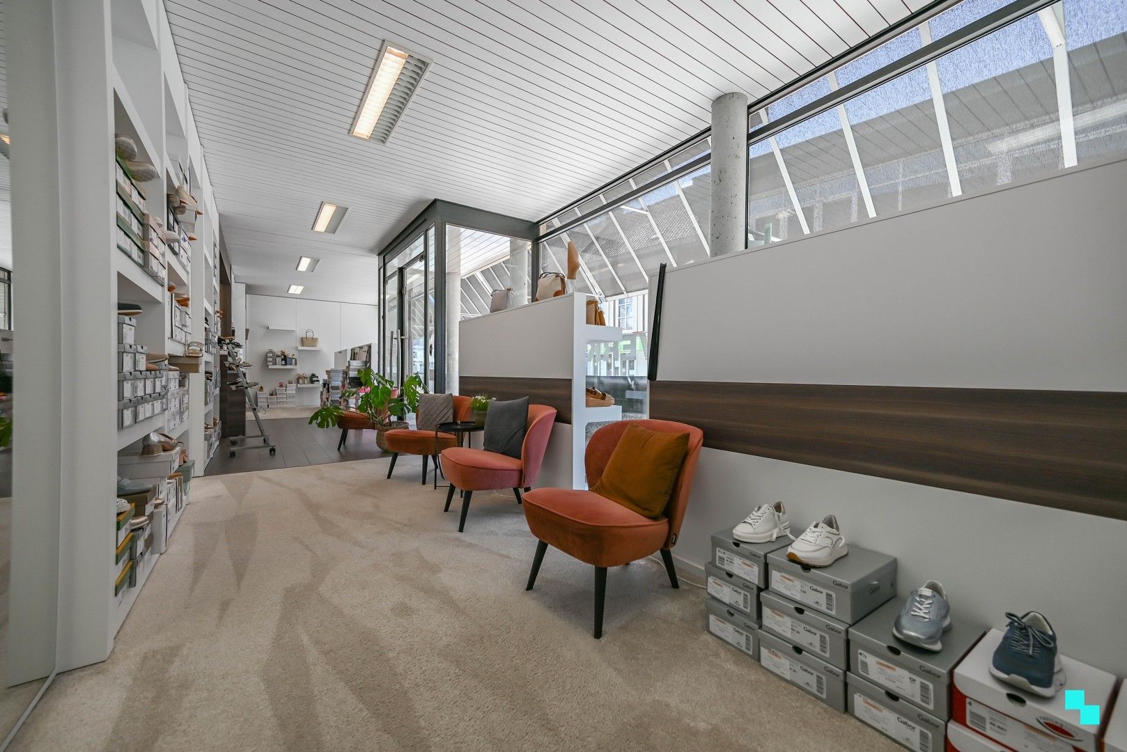 Centraal gelegen handelspand met etalage in hartje Lendelede foto 5