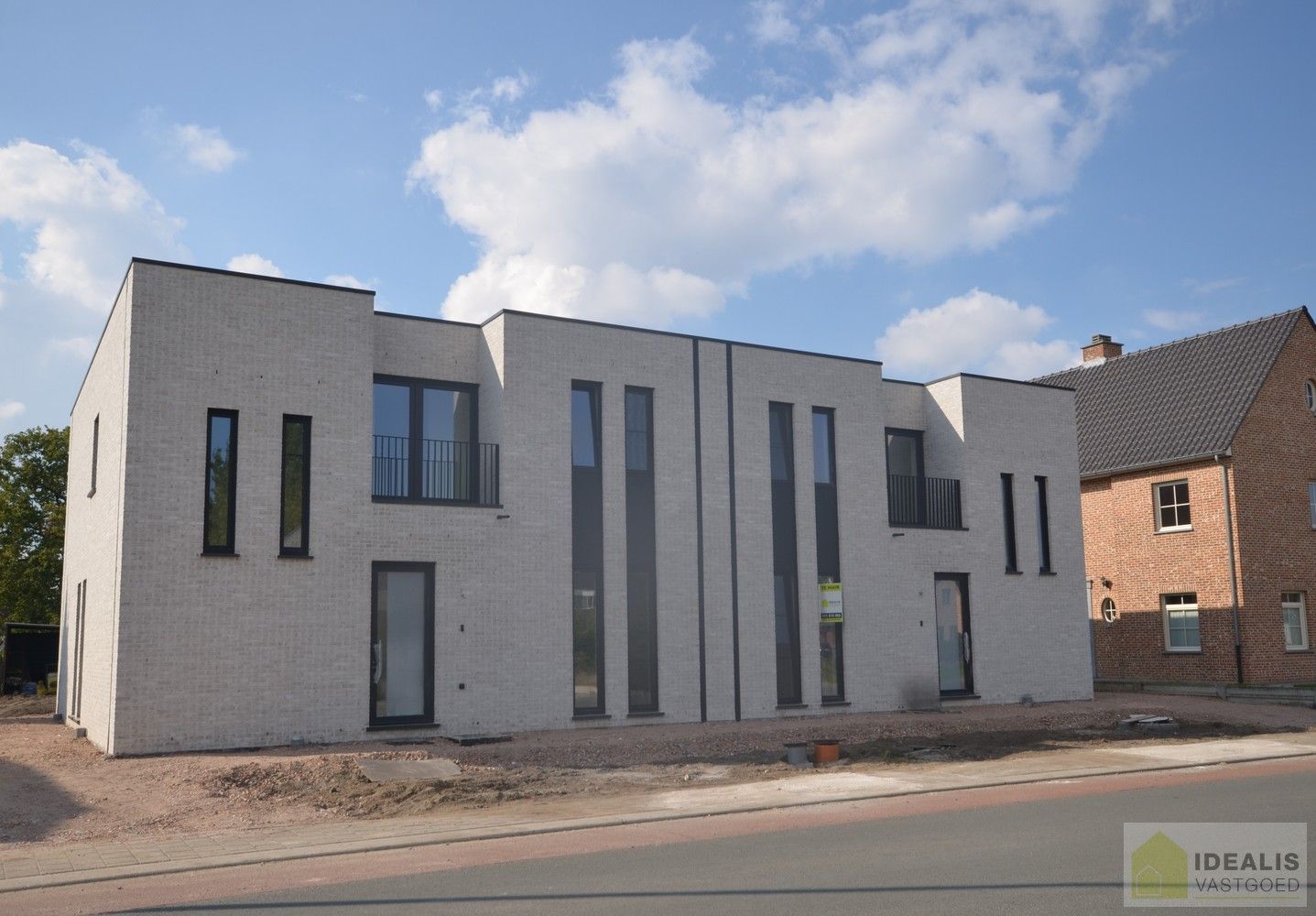 IDEALIS VASTGOED  - Uiterst ruime nieuwbouwwoning met een fijne leefruimte, 4 slaapkamers, praktische wasruimte en inbouwkasten! De woning is volledig geschilderd en dus instapklaar!! Centrale ligging t.o.v. het centrum van Overpelt, alsook vlakbij expresweg A24. foto 3