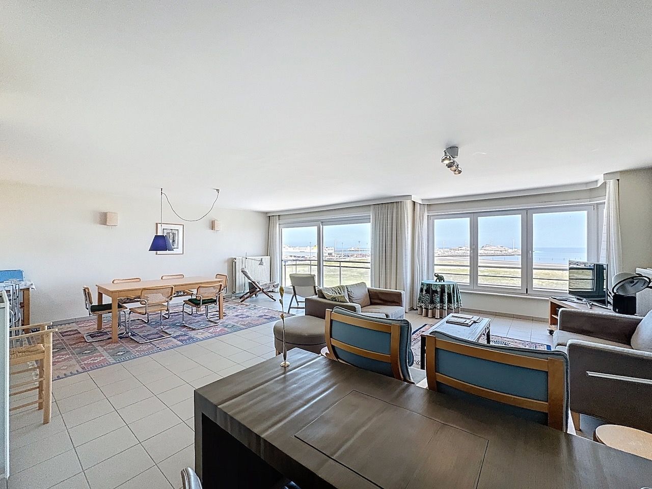 Buitengewoon ruim appartement met frontaal zeezicht en een woonkamer van maar liefst 8,12 m breed! foto 10