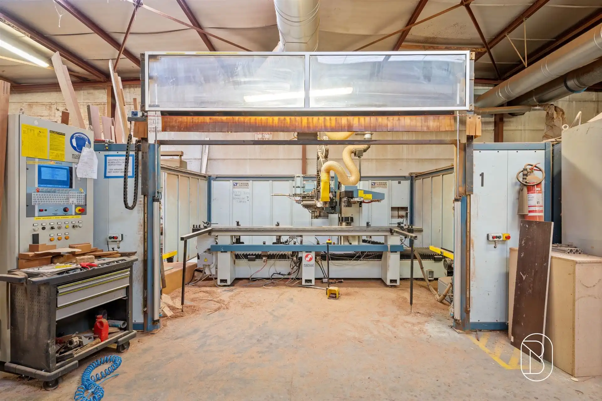Groot atelier met kantoren en parking.  foto 12