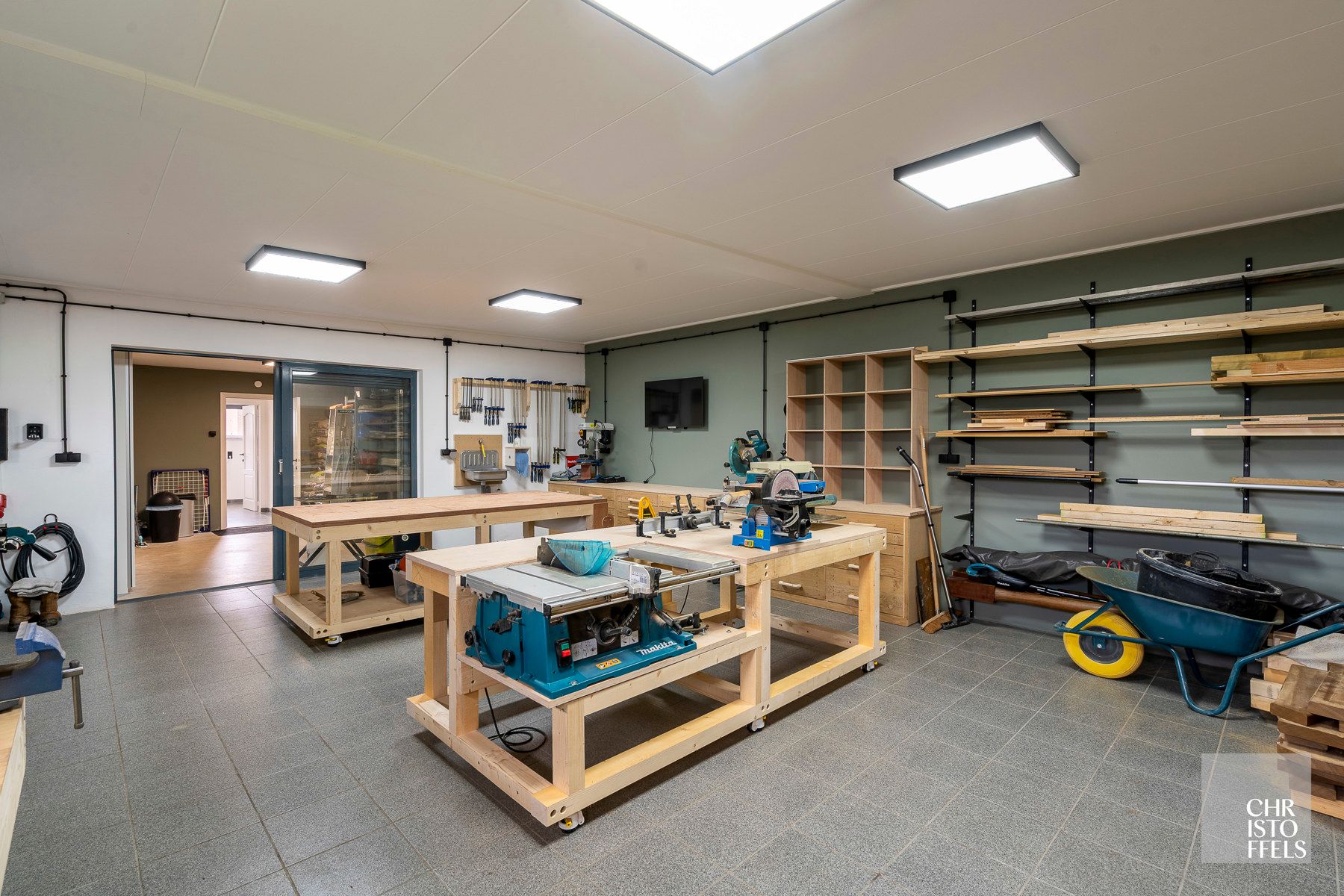 Uitzonderlijk ruime (440m²!) en volledig gerenoveerde woning met commerciële topligging en tal van mogelijkheden in Lanaken! foto 24