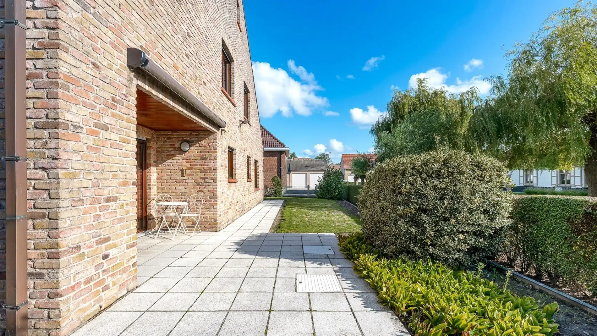 Solide en alleenstaande villa te Brugge foto 12