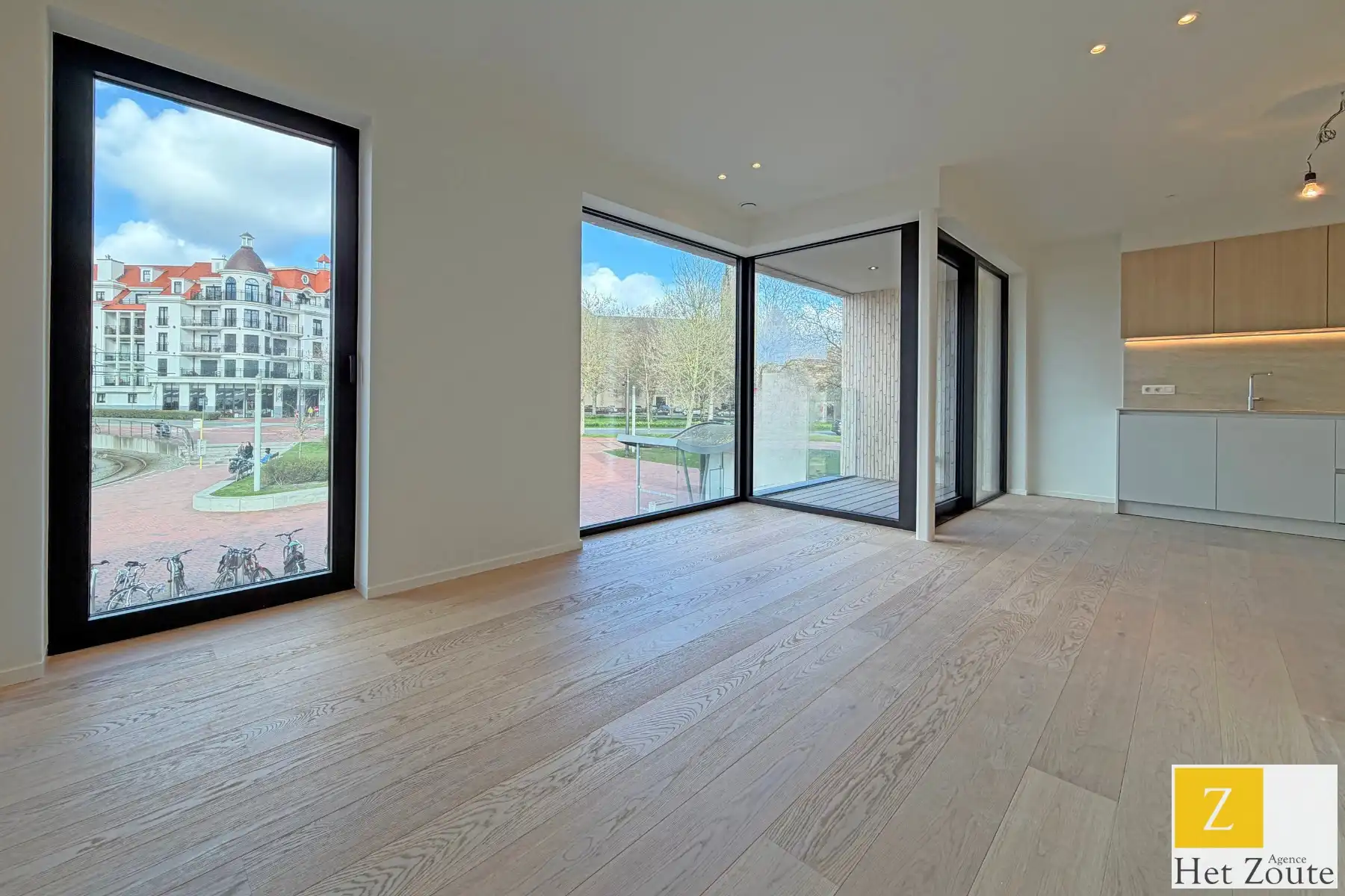 Nieuwbouwappartement met zicht op het Maurice Lippensplein foto {{pictureIndex}}
