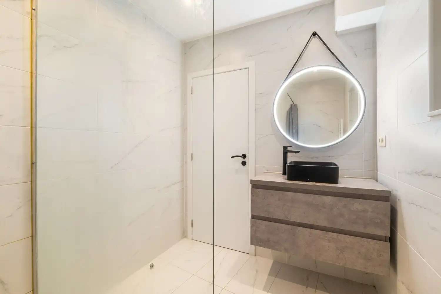 Gerenoveerd gelijkvloersappartement met 2 slaapkamers & garage foto 9