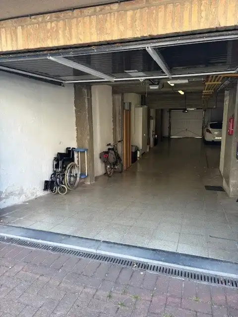 Dubbele autostaanplaats in gesloten garage foto 2