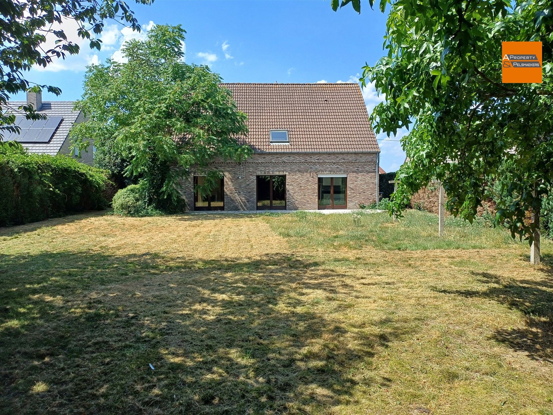 Ruime villa  met 5 slpk, garage en grote tuin foto 26