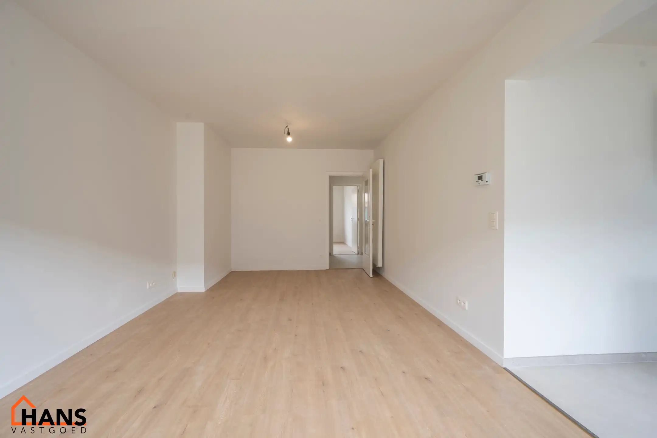 Gerenoveerd gelijkvloersappartement met garagebox. foto 2