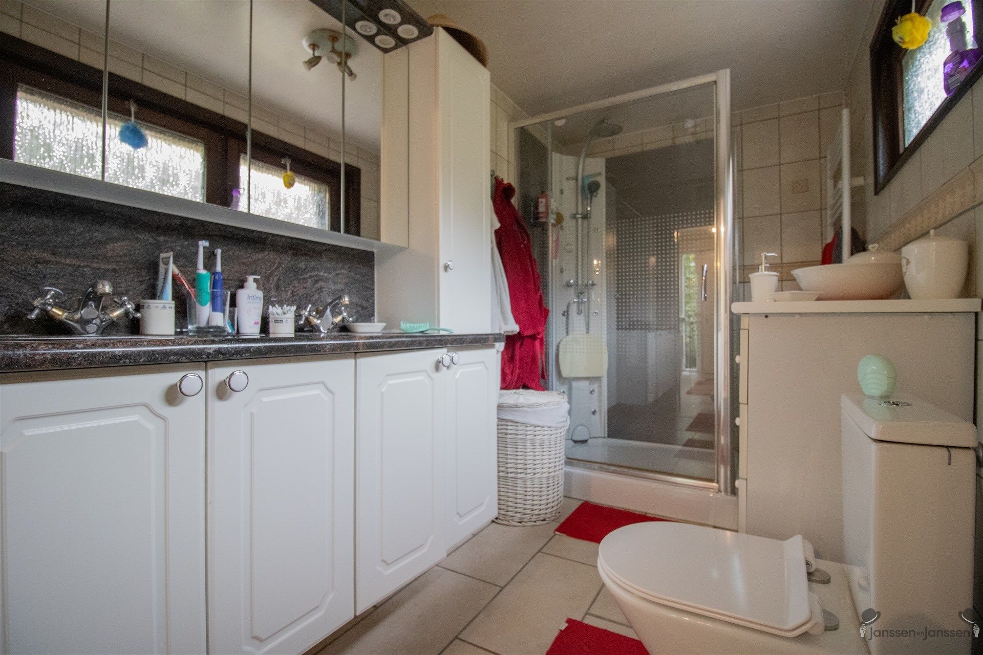 Instapklare woning met 2 slaapkamers, bijgebouwen en zonnig terras in rustige woonwijk foto 10