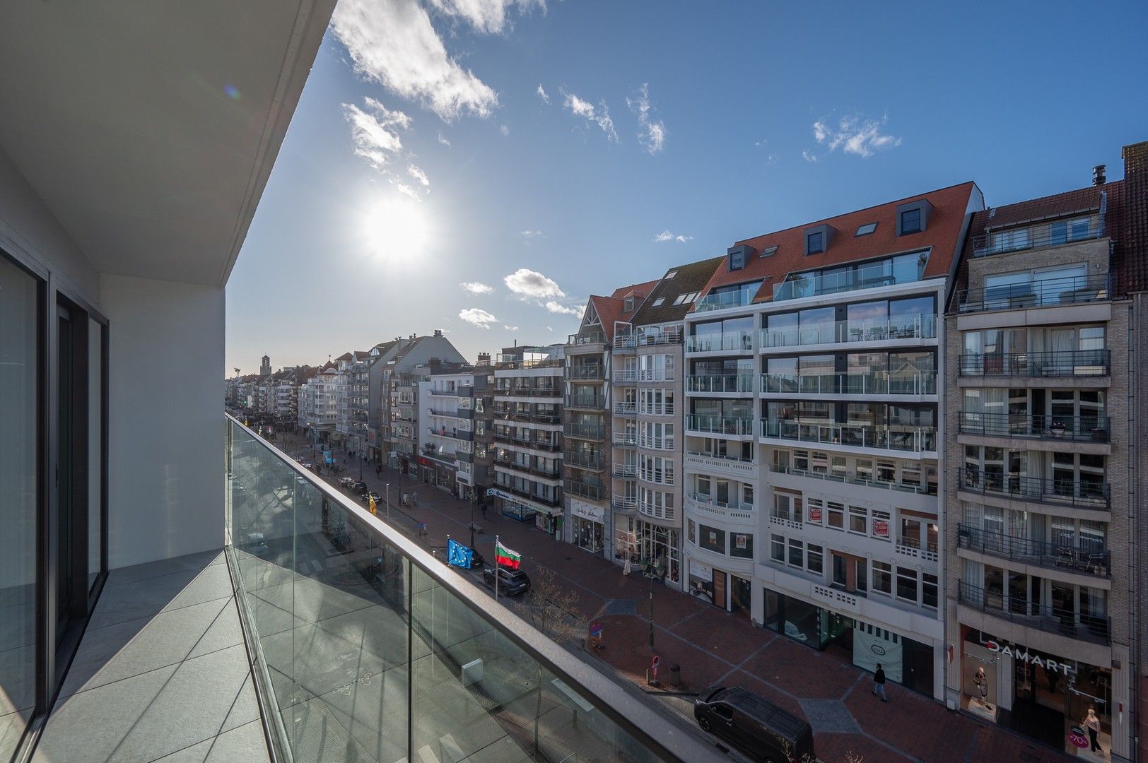 Fantastisch gerenoveerd appartement, centraal gelegen te Knokke op enkele stappen van de zee. foto 13