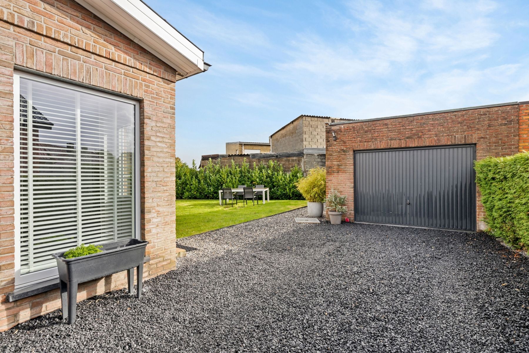 Volledig gerenoveerde bungalow instapklaar foto 23