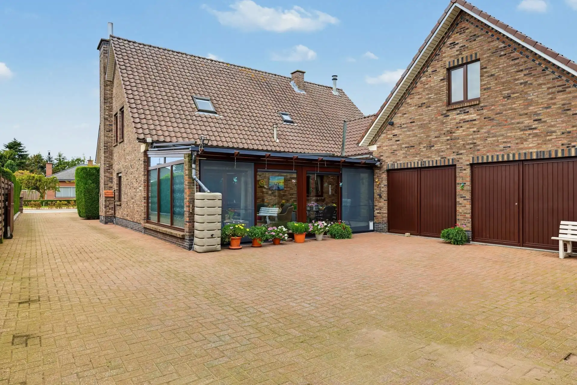 Ruim opgezette, landelijke woning mooie tuin op een perceel van ca. 3.028m² foto 3