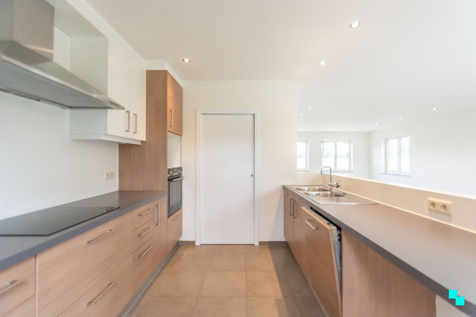 Hoogwaardige afgewerkte woning met tuin foto 8