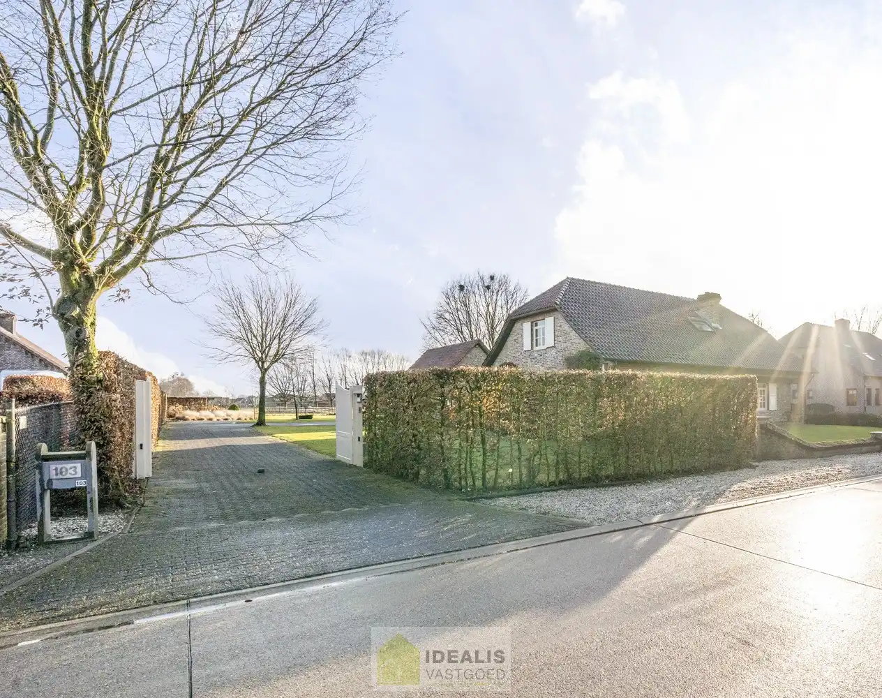 IDEALIS VASTGOED – ROYALE, INSTAPKLARE EN ZEER GOED ONDERHOUDEN GEZINSWONING OP EEN RUIM EN RUSTIG PERCEEL VAN 44A 33CA MET 5 KNAPPE SLAAPKAMERS, HEERLIJKE VERANDA, VRIJSTAANDE GARAGE EN 32 ZONNEPANELEN MÉT CERTIFICATEN ÉN ZONNEBOILER - De woning omvat maar liefst +- 265m² bewoonbare oppervlakte met ruime woonkamer, uitgeruste keuken, 5 slaapkamers, badkamer, vrijstaande garage én 32 zonnepanelen. De woning is rustig gelegen op een perceel met een opp. van 44a 33ca. foto 3