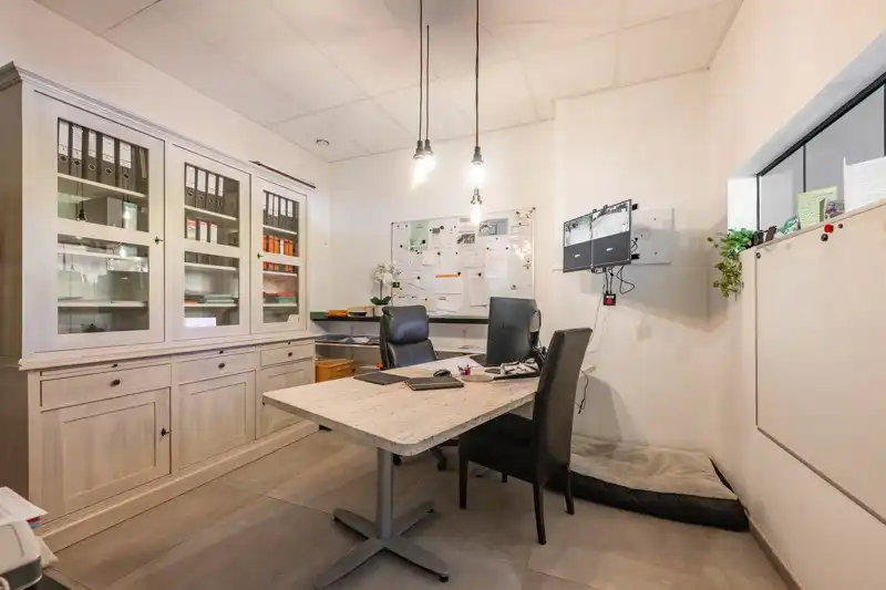 Ruime loods met kantoorruimte aan de Oeselgemstraat te huur in Wakken – perfect voor uw bedrijfsactiviteiten! ✨ foto 23