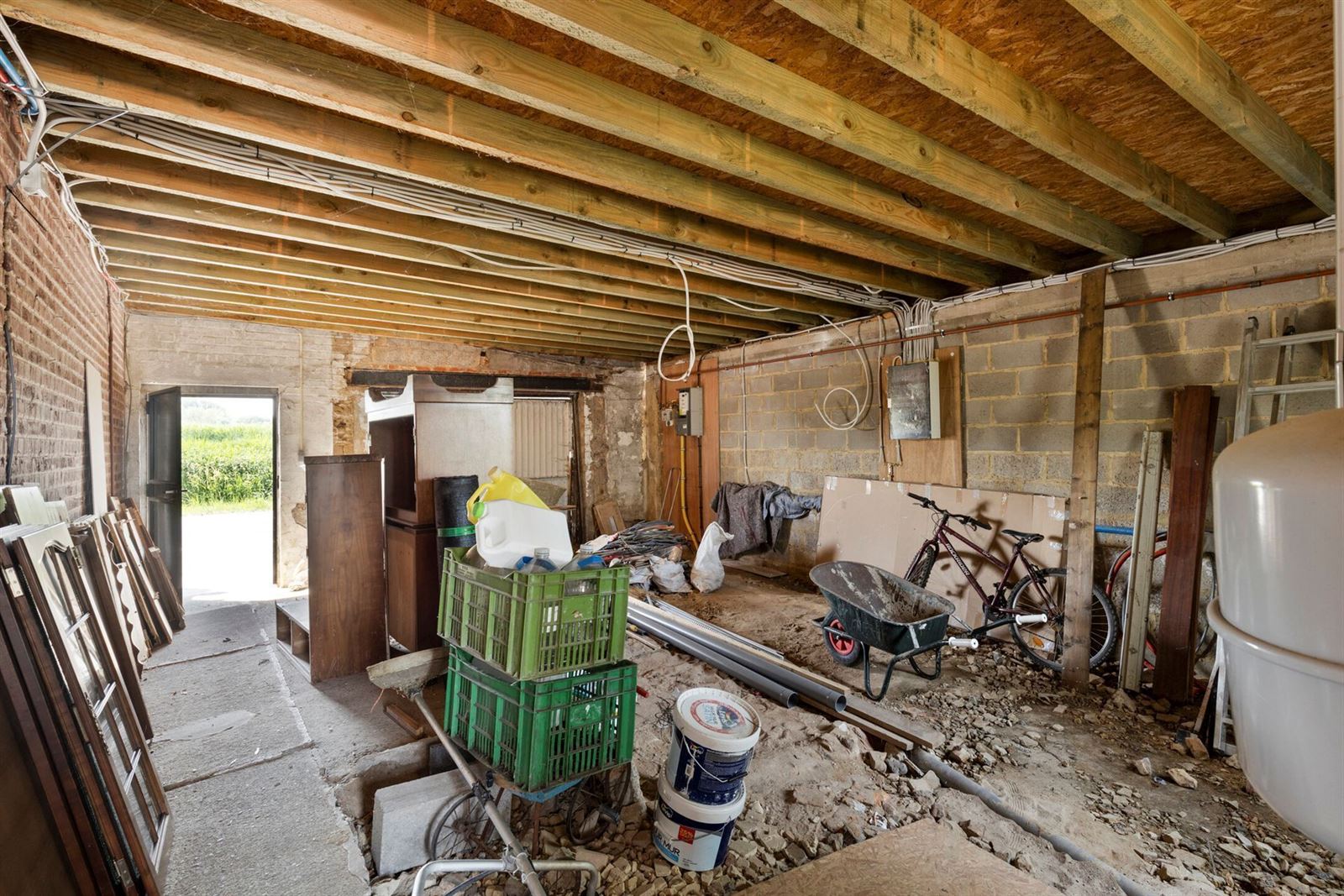 Verder te renoveren woning met grote tuin!  foto 12