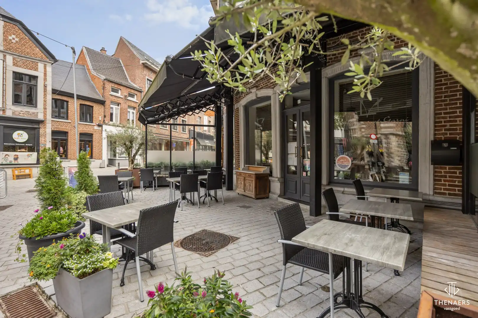 Karaktervol handelshuis met restaurant en ruime woonst op topligging in hartje Sint-Truiden. foto 2