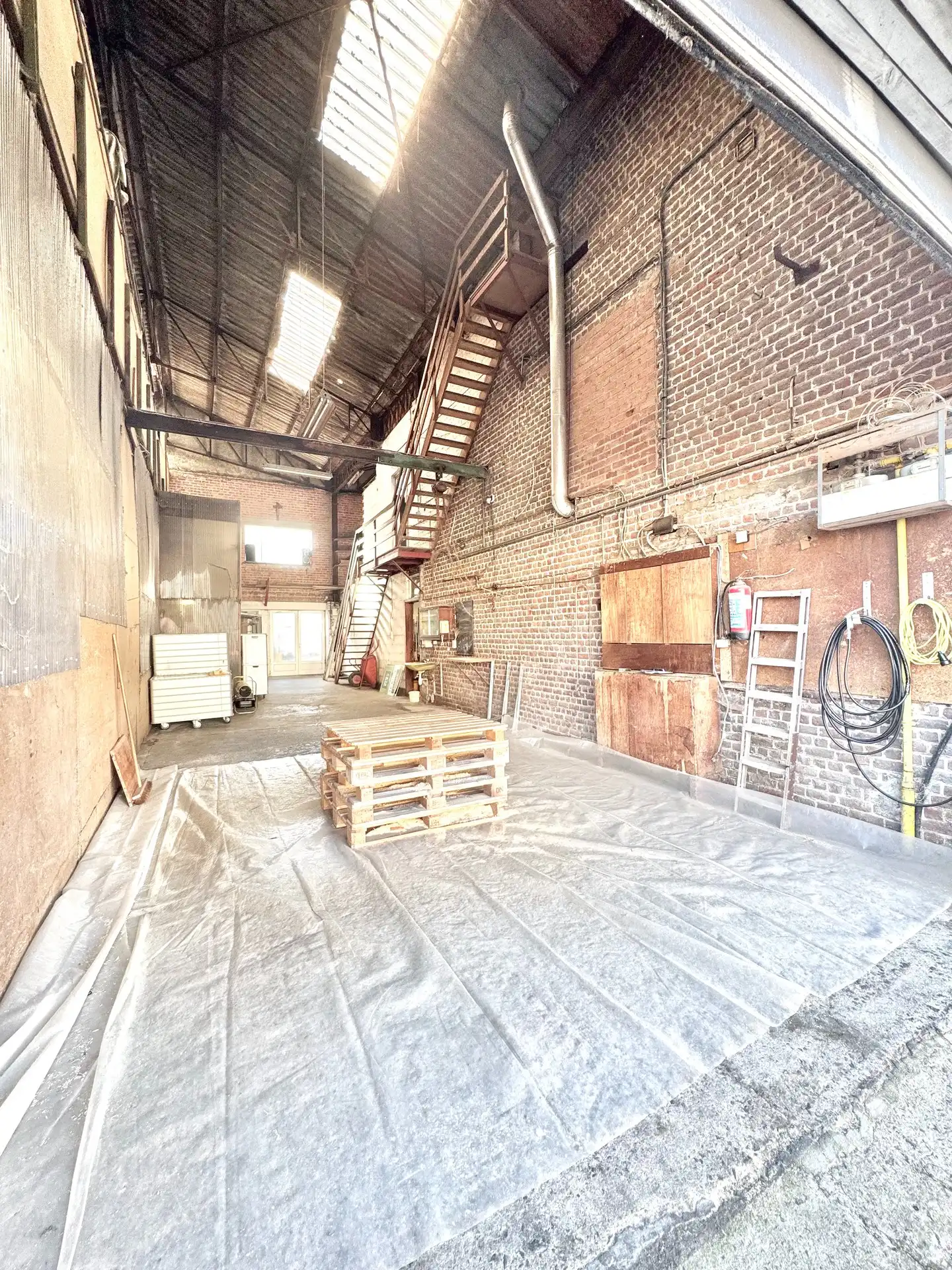 MAGAZIJN MET TWEEWOONST - 1.052 M² foto 8