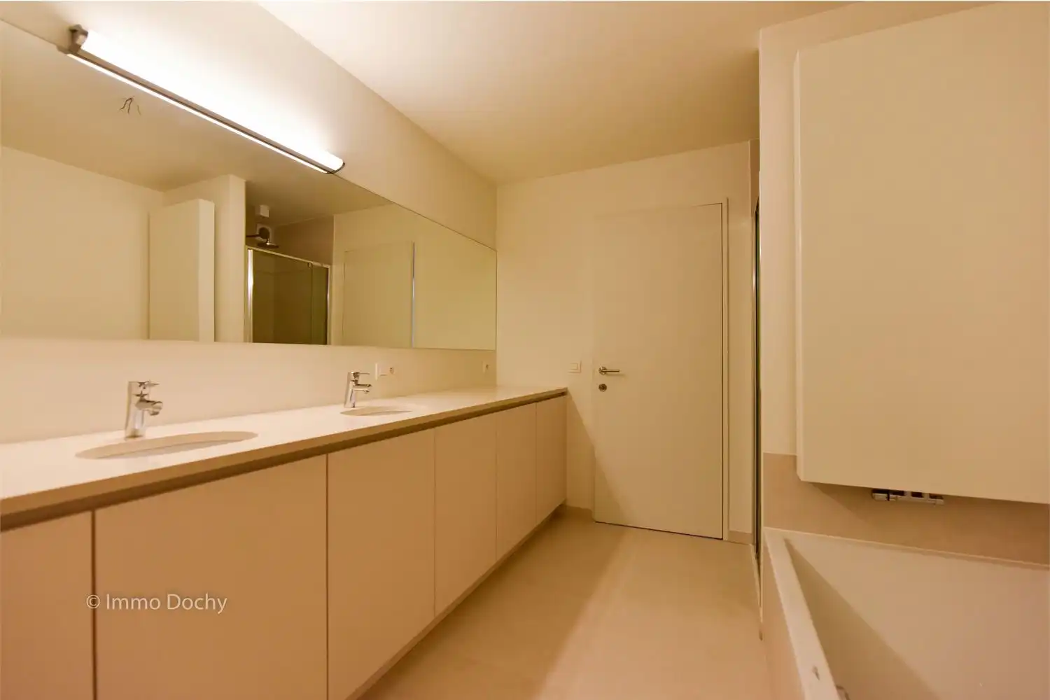 Mooi en ruim luxe-appartement centrum | zicht op Stationsstraat foto 3