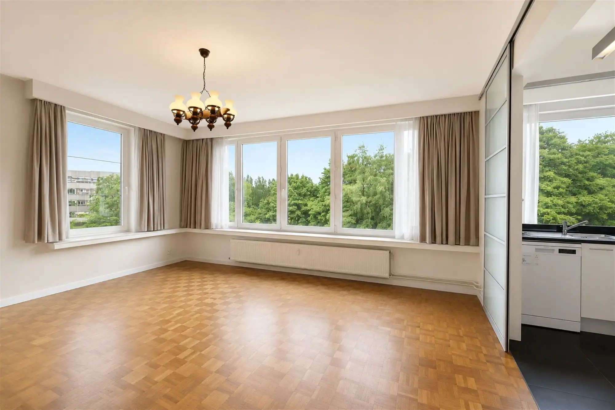 Hoekappartement met 3 slpk en staanplaats op loplocatie in Wilrijk foto {{pictureIndex}}