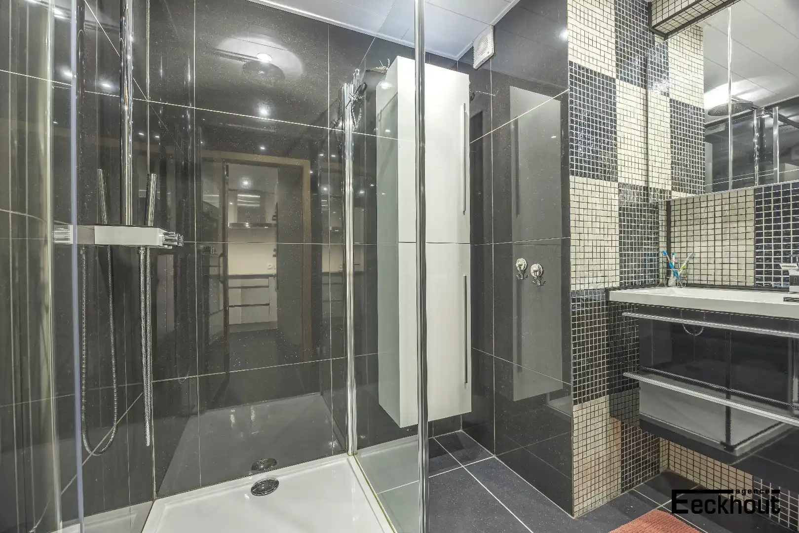 Instapklaar appartement op enkele passen van het strand! foto 9