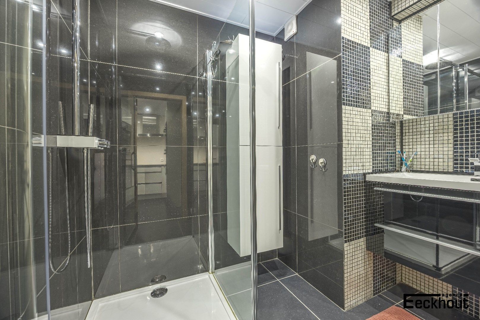 Instapklaar appartement op enkele passen van het strand! foto 9