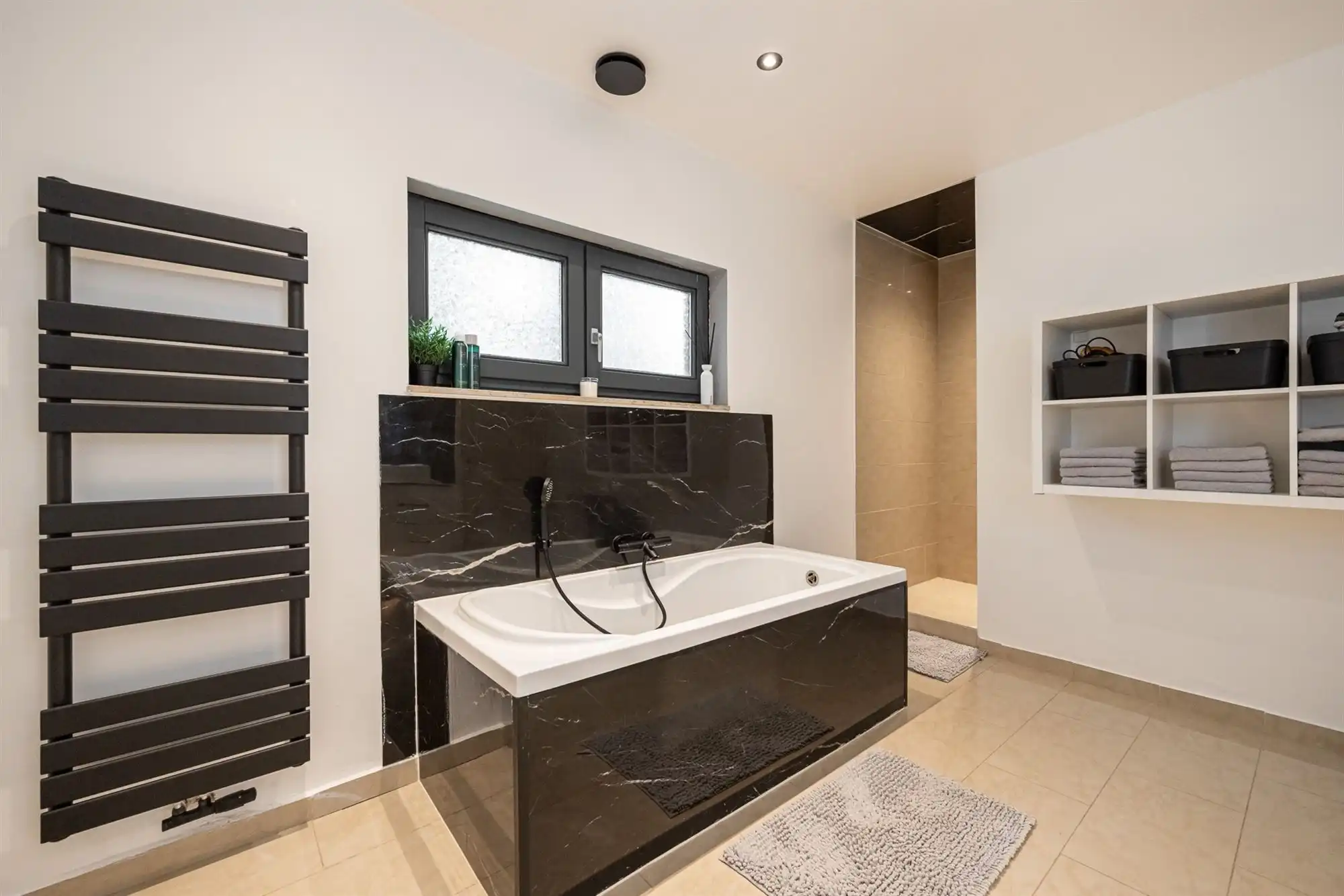 Ruime moderne woning met royale tuin  foto 11