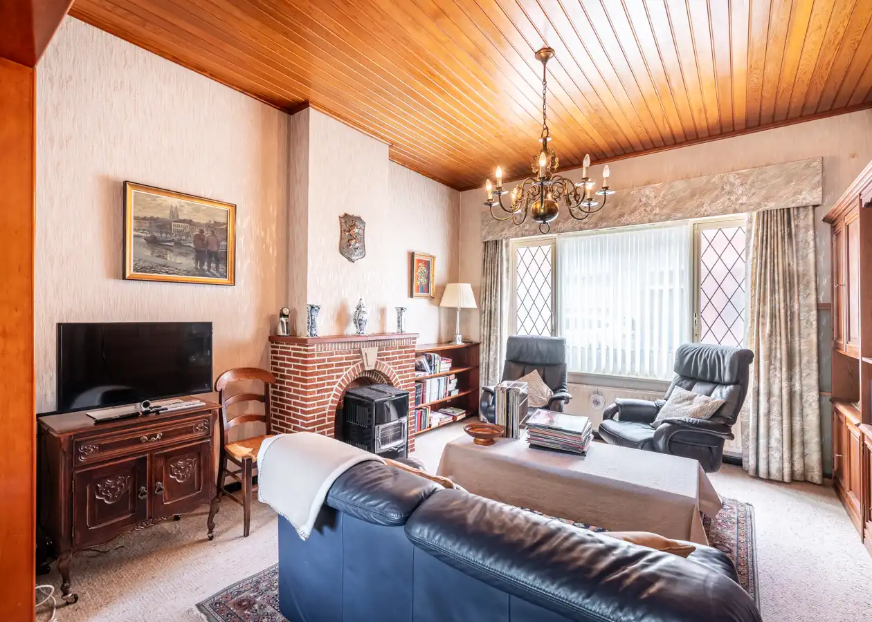 Te renoveren woning met zonnige stadstuin en veel potentieel foto 3