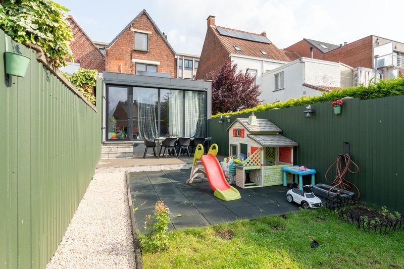 Roeselare centrum :  Instapklare, volledig gerenoveerde stadswoning met 4 slaapkamers, zuidgerichte tuin én zonnepanelen. foto 13
