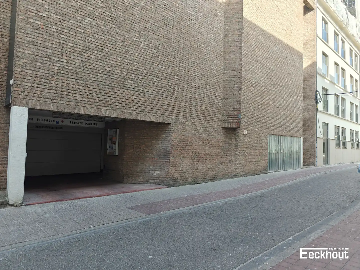 Overdekte autostaanplaats in centrum Oostende foto 2