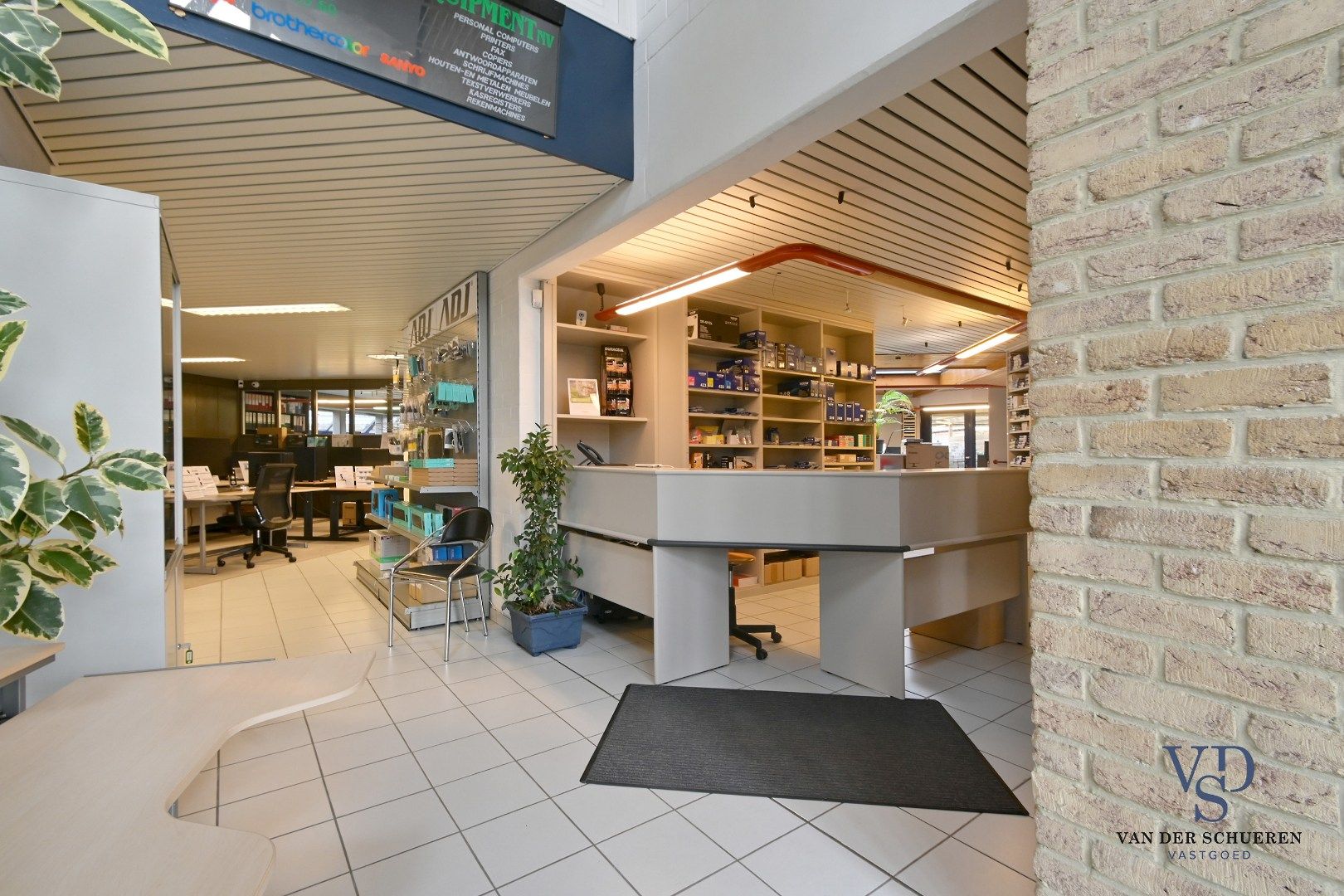 Ruim handelspand met penthouse in villastijl foto 2